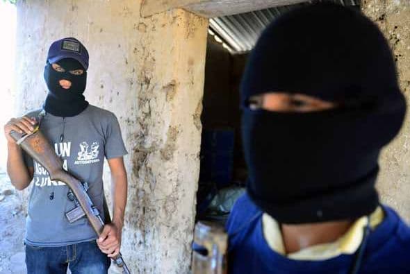 La violencia no da tregua en Michoacán en donde comunidades enteras se han sumado a la lucha. A continuación les presentamos imágenes de los grupos armados de autodefensa en Michoacán conformados por pobladores de la comunidad La Nopalera.