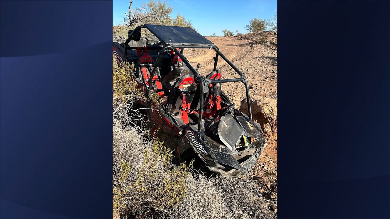 Al llegar a la zona del accidente encontraron a una
<b>mujer de 39 años</b> que sufrió heridas graves en las piernas y
<b>un hombre de 40 </b>años quedó atrapado debajo del UTV; ambas víctimas lograron se extraídas conscientes.