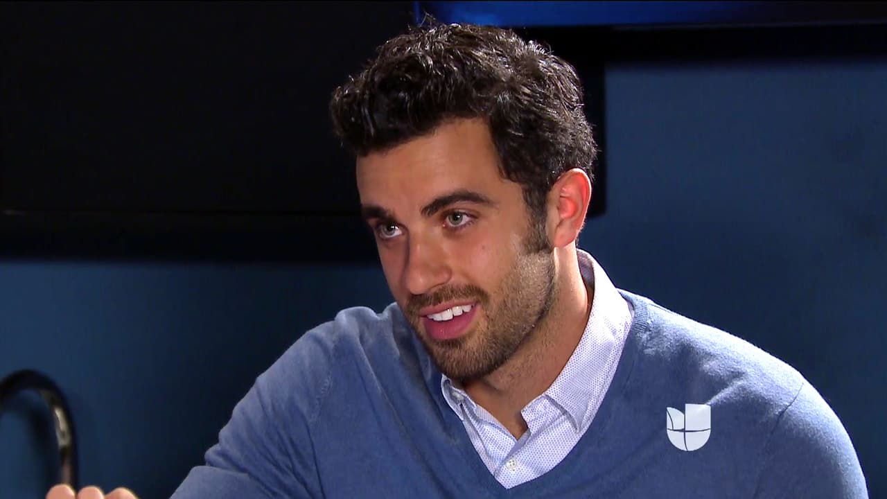 Él está muy enamorado de ti.