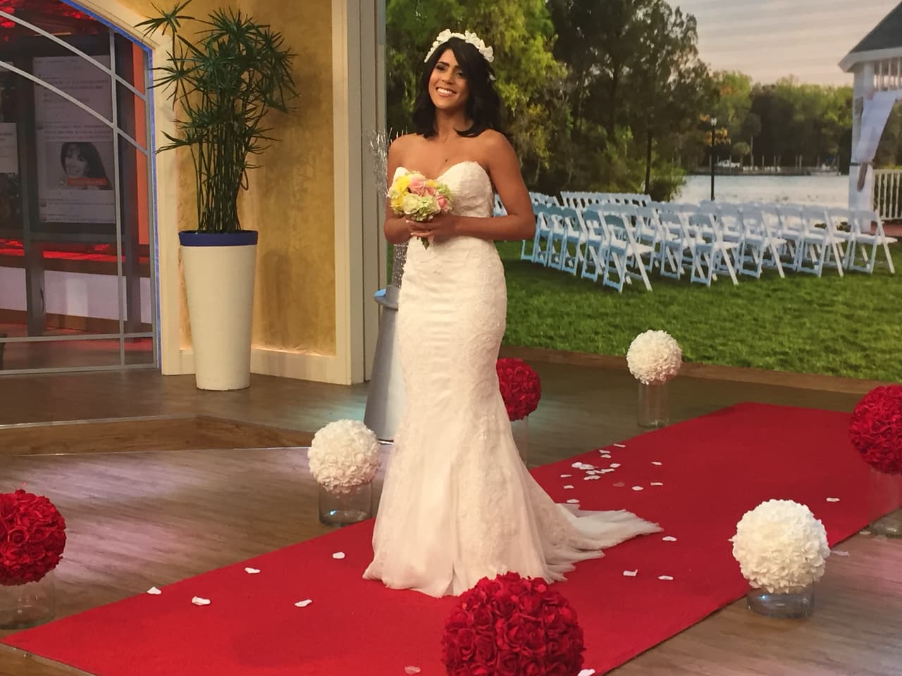 ¡Súper emocionada! Francisca quería llorar de alegría al verse de novia.