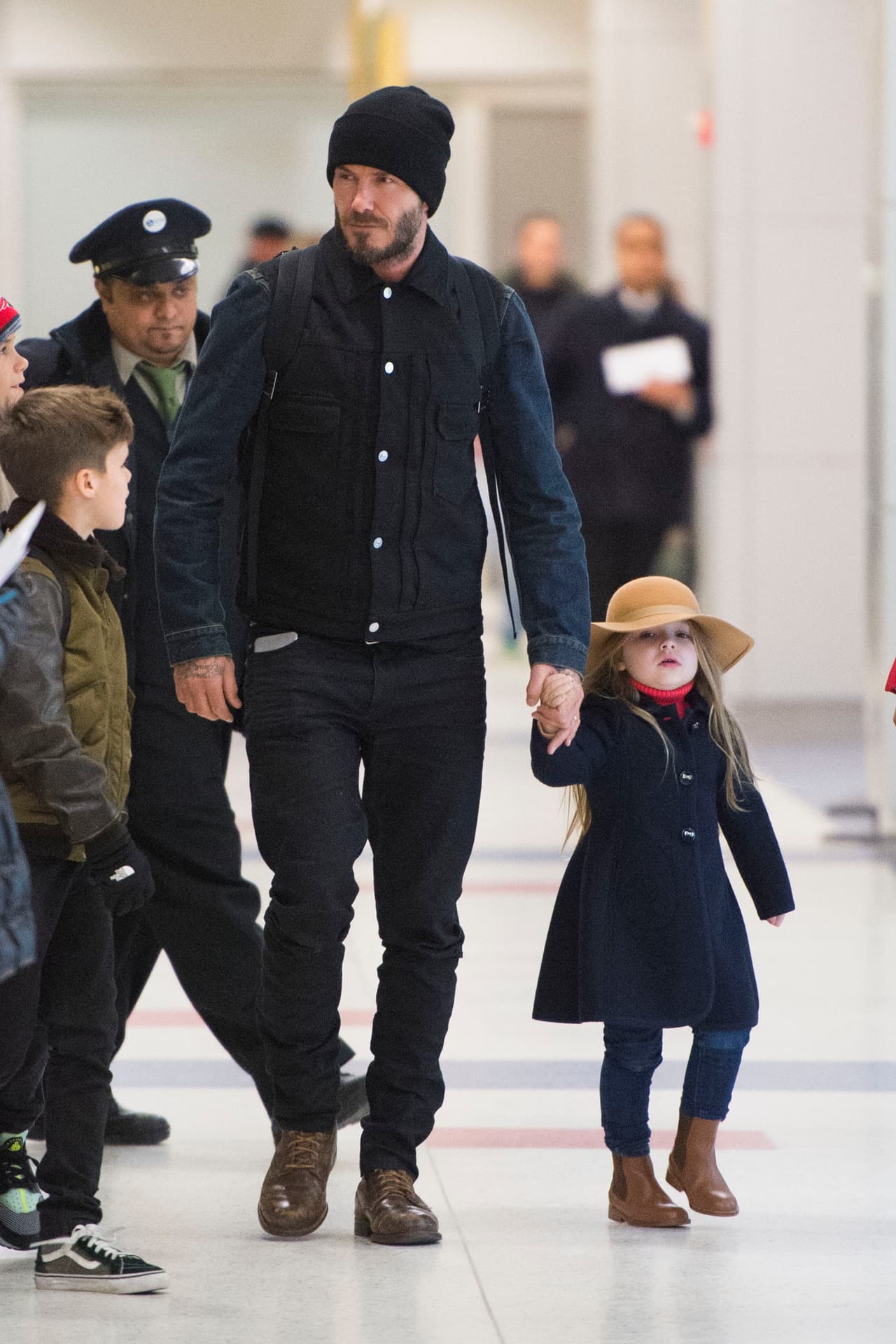 Sus padres procuran que siempre esté vestida con mucho estilo.