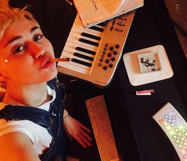 Hablando de las peores selfies, Miley tiene por montones. Esta es una de ellas, pues avivó la polémica de su adicción a las drogas.