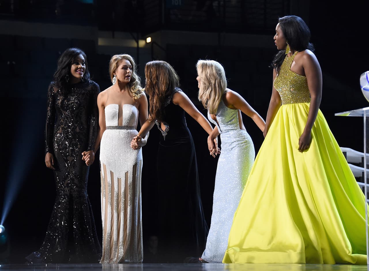 Desde la izquierda, las cinco finalistas esperando la pregunta final: Miss Missouri, Jennifer Davis; Miss Alabama, Jessica Procter; Miss Dakota del Norte, Cara Mund; Miss Nueva Jersey, Kaitlyn Schoeffel; y Miss Distrito de Columbia Briana Kinsey.