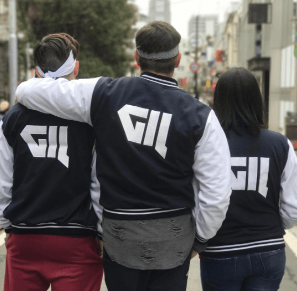 Julián Gil dijo que tenía para Matías un abrigo como este que comparte con sus otros dos hijos, pero aún no se lo ha podido entregar.