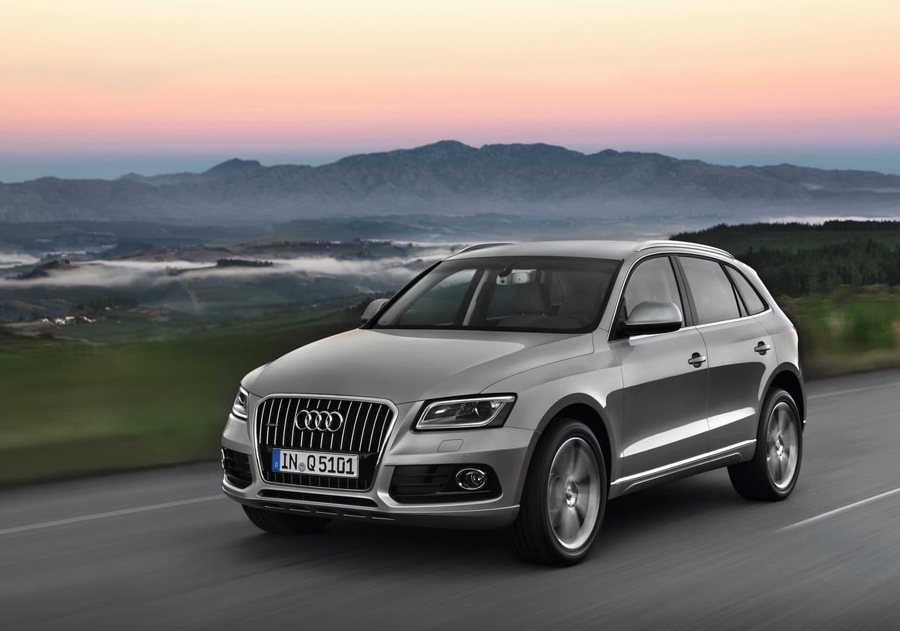 <b>Audi Q5</b>, que vemos aquí como modelo año 2013, es ofrecida en múltiples opciones de motorización incluyendo una híbrida, en un rango de potencia que va los 211 hasta los 272 caballos de fuerza en la variante con motor V6 turbocargado de 3.0 litros. Según la versión va de los casi 38,000 hasta los 46,000 dólares.