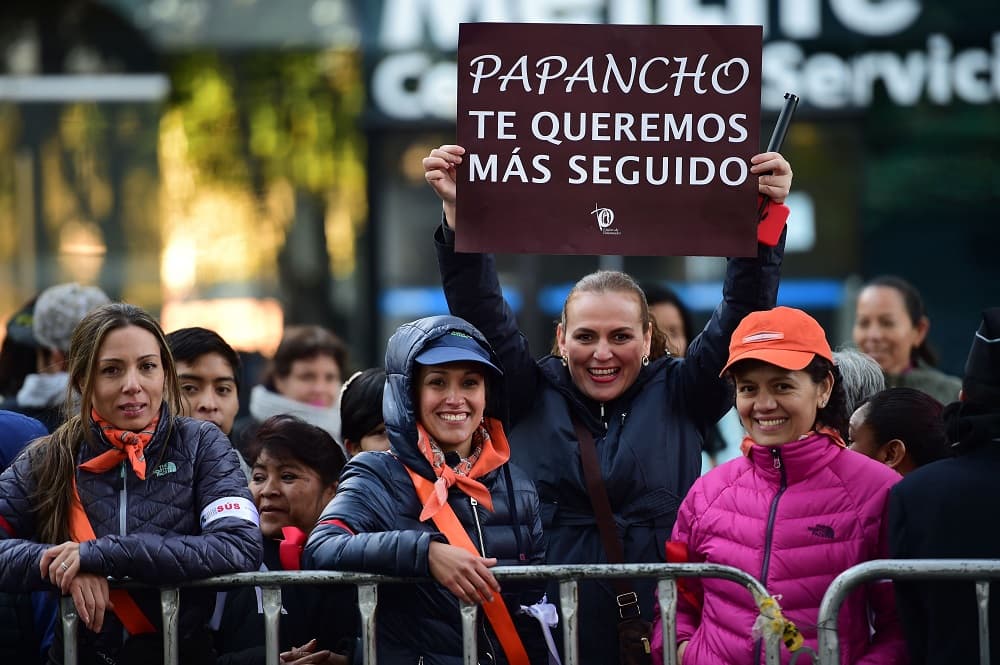 Muchos mexicanos saludan al Papa en las calles de la capital.