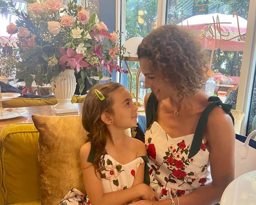 Michelle, quien este mes de mayo cumplirá 6 años, convirtió en mamá a Cristy. En esta salida familiar lucieron bellas hasta con vestidos coordinados.