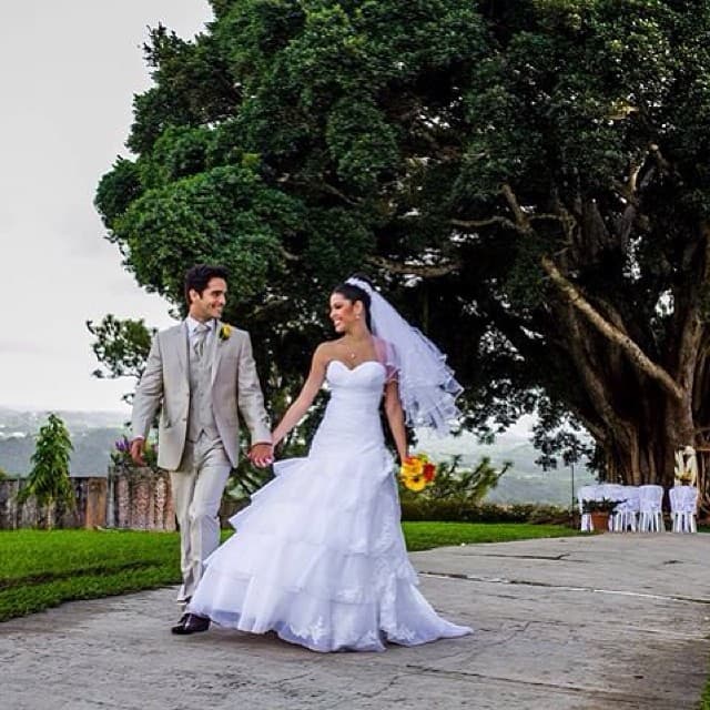 Ektor Rivera, actor, cantante y actual concursante de Mira Quién Baila, contrajo matrimonio con la reportera Yara Lasanta el 7 de diciembre de 2013.