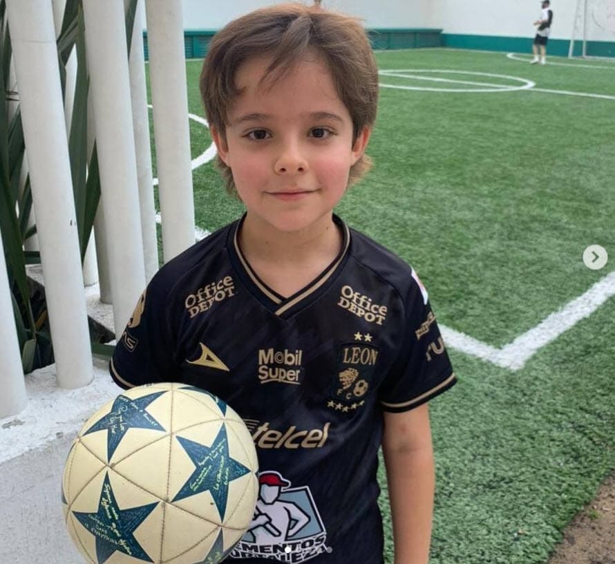 Y 
<b><a href="https://www.instagram.com/p/CGf5SVgg_xX/" target="_blank">el futbol es otra de sus pasiones</a></b> y lo vemos enfundado con la camiseta del equipo del León.
