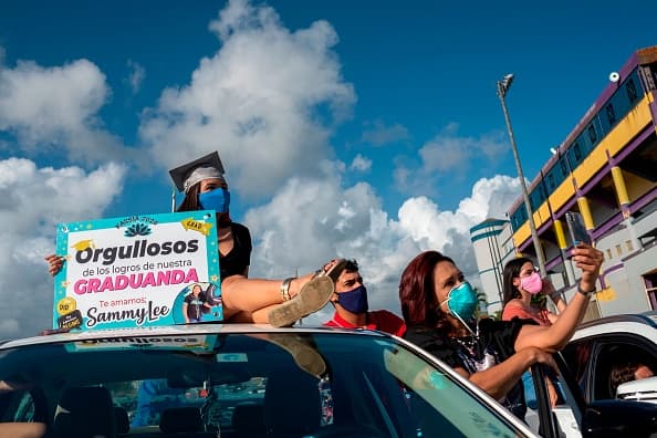 Los estudiantes fueron acompañados por sus familiares y todos tuvieron que llevar tapabocas o mascarillas para evitar la propagación del
<a href="https://www.univision.com/temas/coronavirus">covid-19</a>.