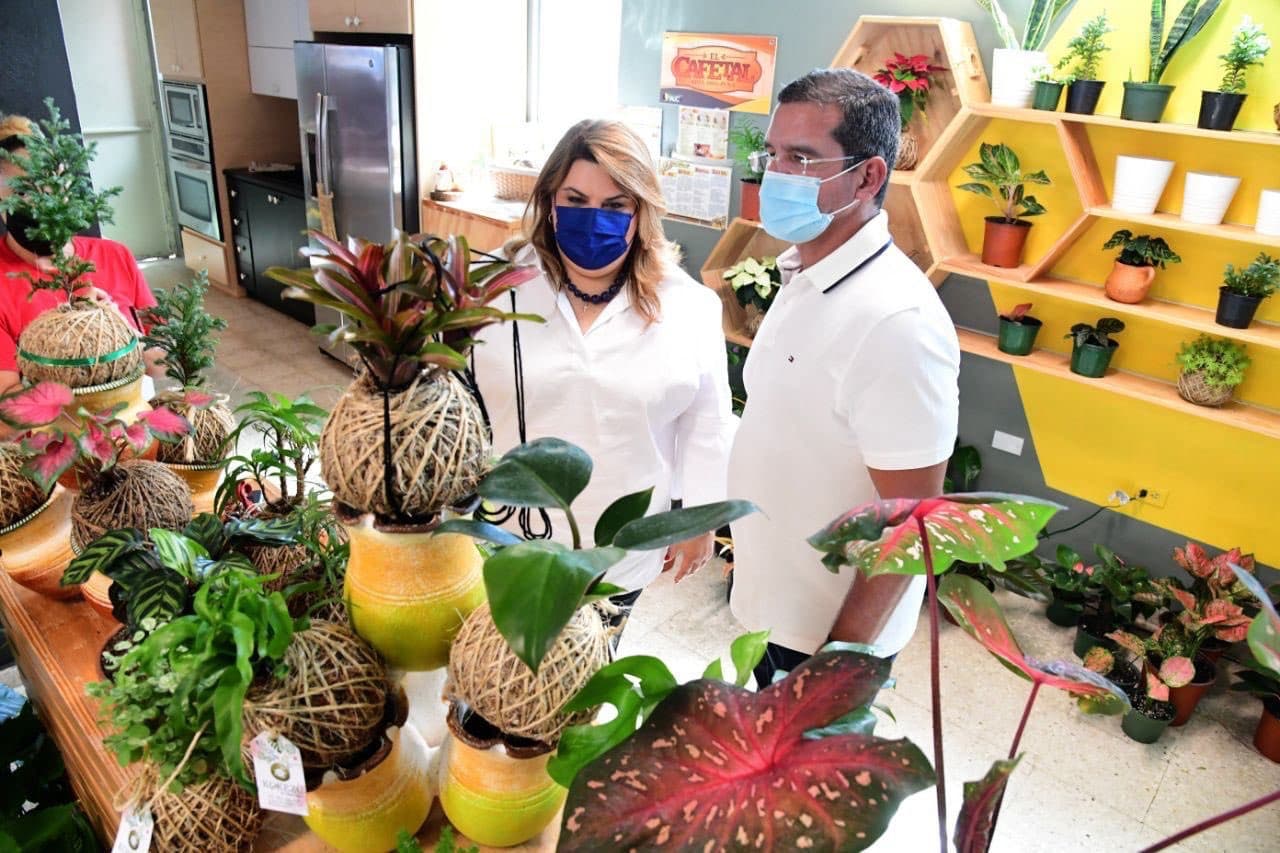 Durante su recorrido por la ciudad, los líderes de la Palma visitaron algunos comercios de la zona.