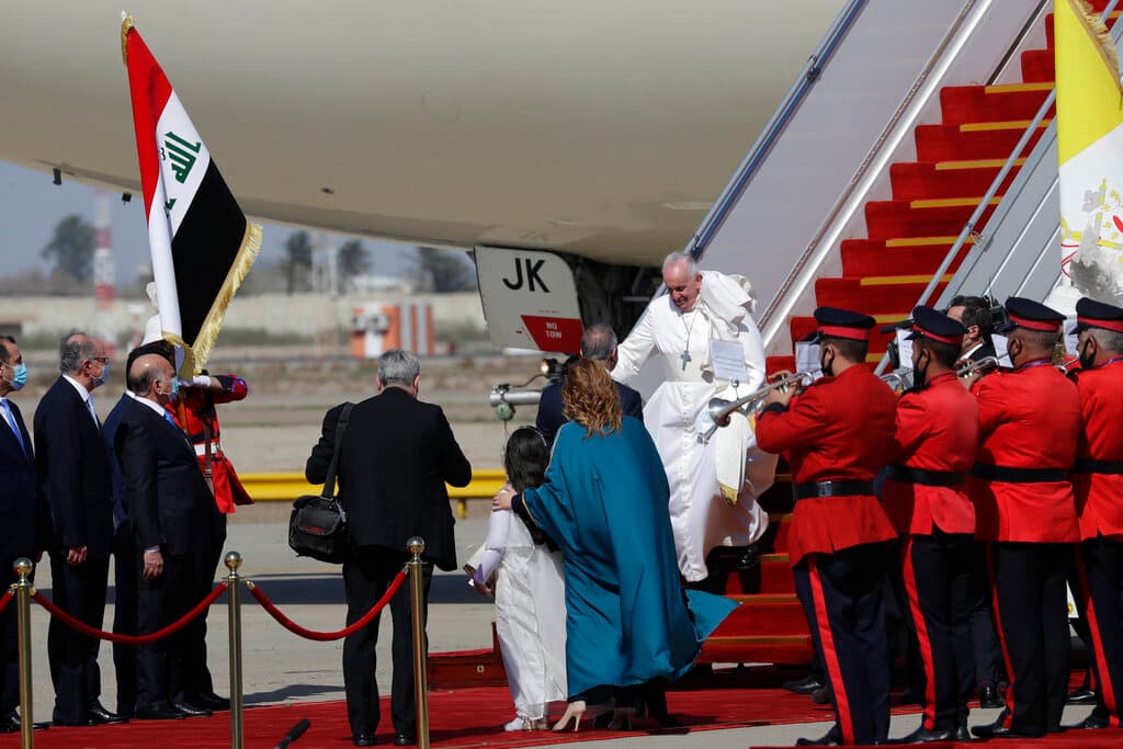 El 
<a href="https://www.univision.com/temas/papa-francisco">papa Francisco</a> aterrizó el viernes a las 10:55 locales en Bagdad, punto de partida de su visita a Irak, la primera de un pontífice católico al país de mayoría musulmana, y primer desplazamiento del representante de la iglesia católica al extranjero desde el inicio de la 
<a href="https://www.univision.com/temas/pandemia">pandemia</a> de covid-19, reportaron agencias de noticias.