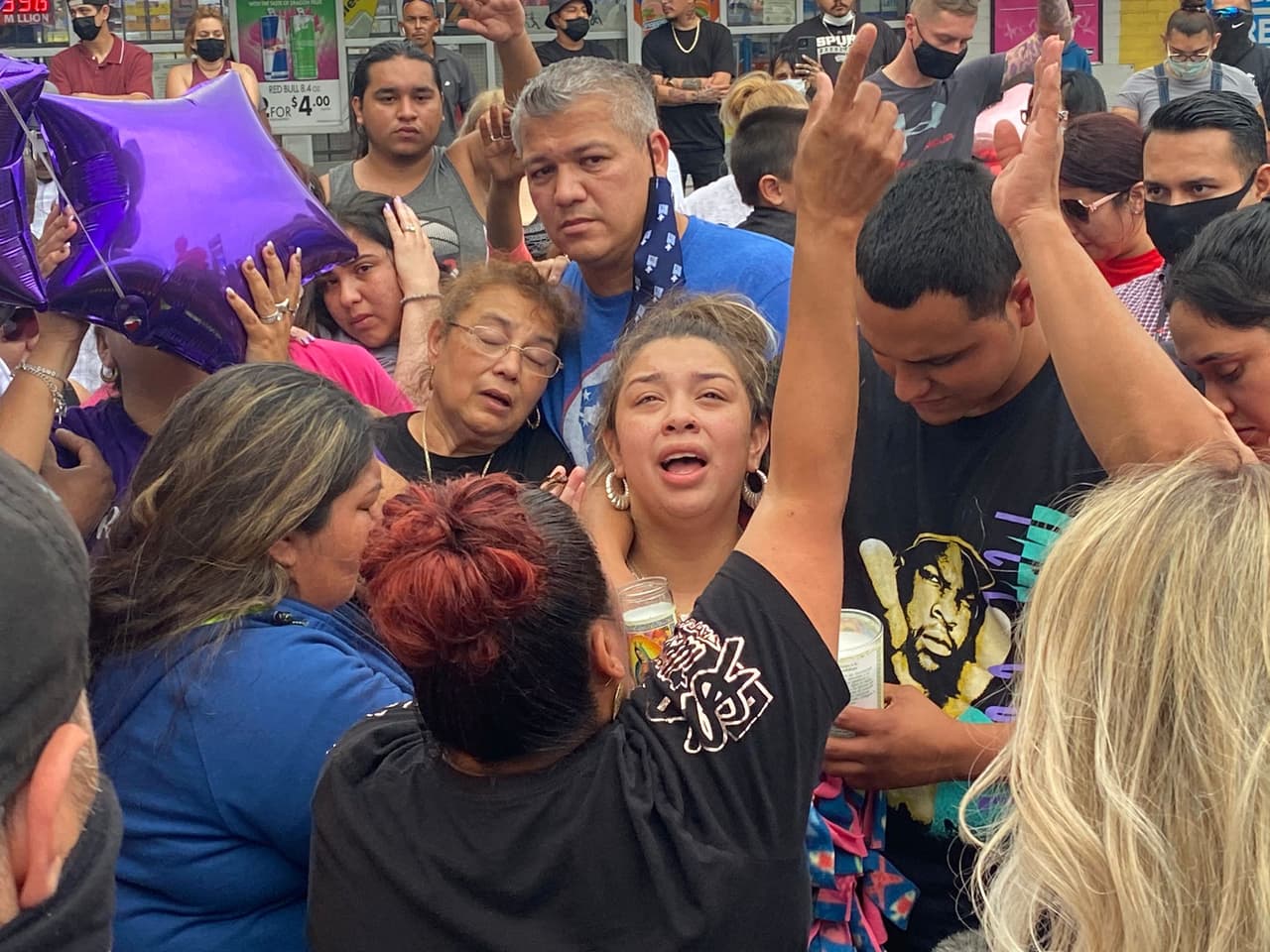 Decenas de personas se reunieron en la cuadra 4000 de West Commerce Street para reclamar justicia por la muerte de Saryah Pérez y un detente a violencia a mano armada.