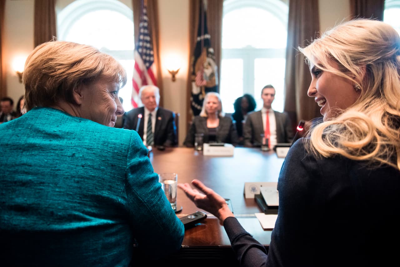 Ángela Merkel junto a Ivanka Trump, la hija del presidente.