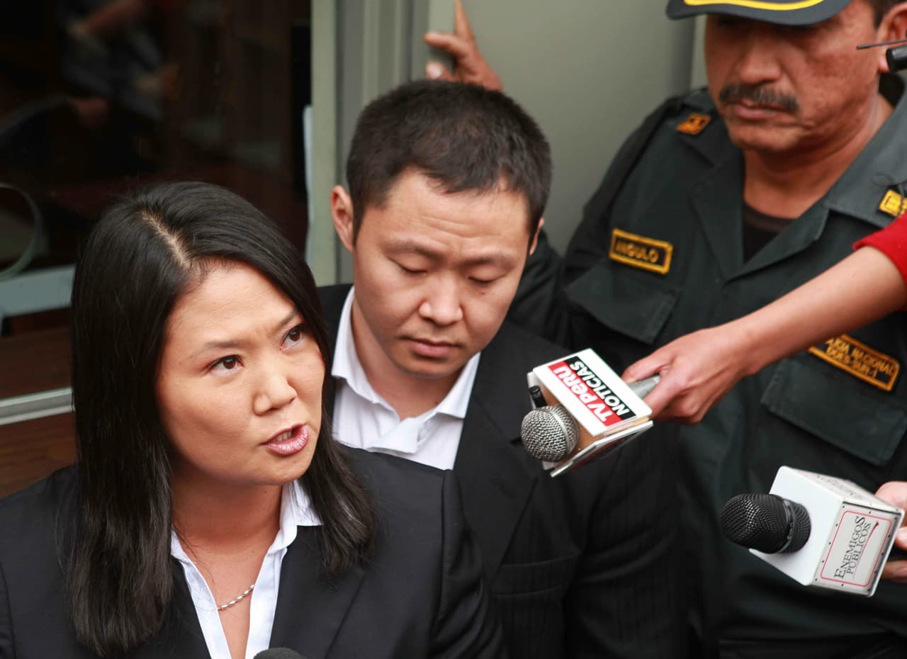 LIM03. LIMA (PERÚ) 10/10/2012. La hija del exgobernante peruano Alberto Fujimori, y ex candidata presidencial, Keiko Fujimori (i), habla con la prensa hoy, miércoles 10 de octubre de 2012, mientras presenta junto a sus hermanos, Sachi, Hiro y Kenji, una solicitud formal de indulto humanitario a favor del ex jefe de Estado, en la sede del Ministerio de Justicia y Derechos Humanos en Lima (Perú). Fujimori cumple una condena a 25 años de cárcel por delitos de lesa humanidad y corrupción. EFE/PAOLO AGUILAR