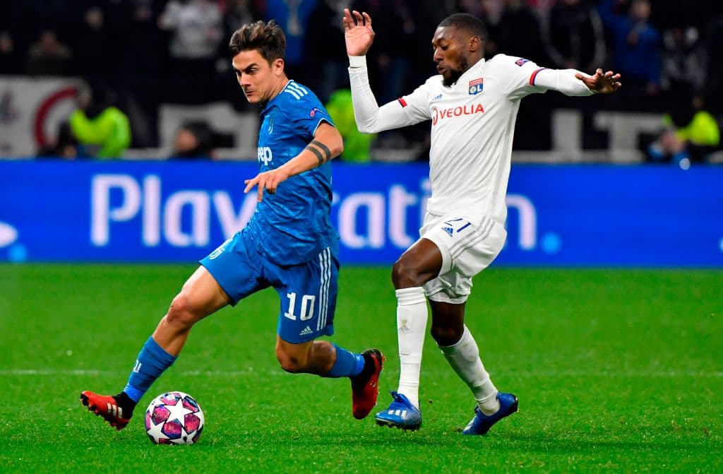 Paulo Dybala y Karl Toko Ekambi luchan por el esférico.