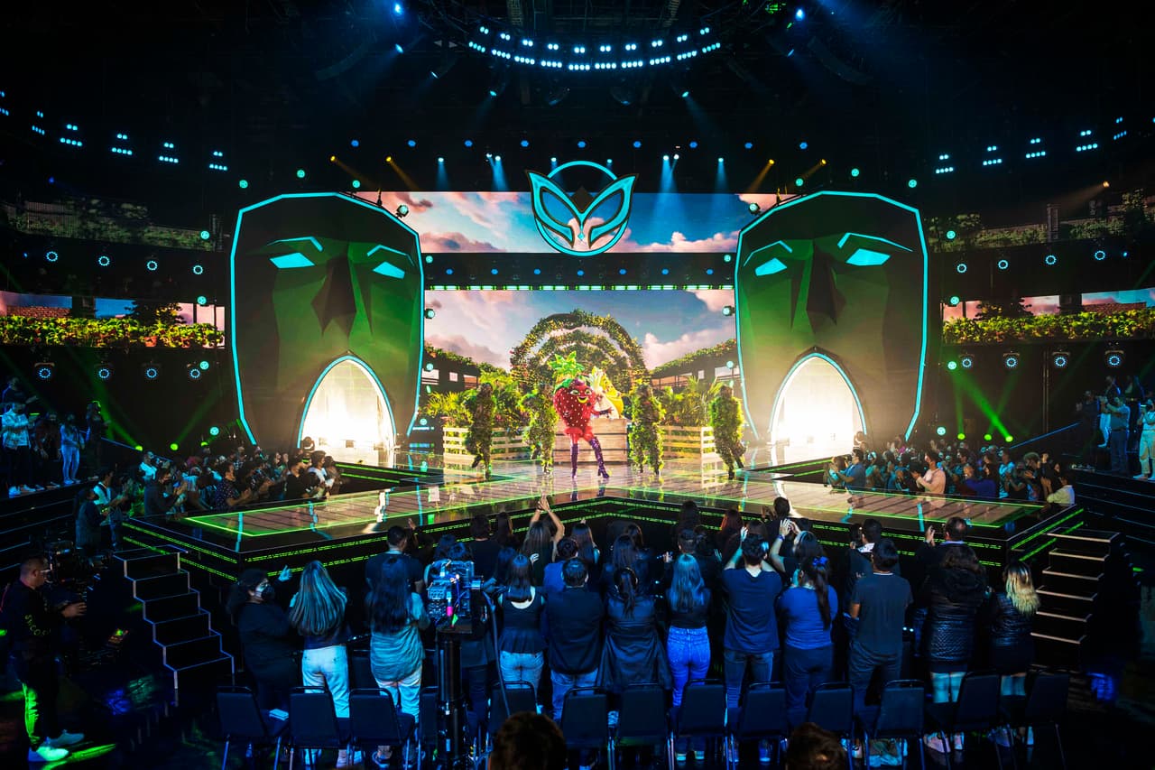 La palabra clave de Huacal, “Octubre 17”, confundió aun más a los investigadores, pero de todas formas decidieron apostar a que Mariana Ochoa, JNS, Daniela Magun, Ha-Ash, y María y Maya de Caló se encontraban bajo sus máscaras.