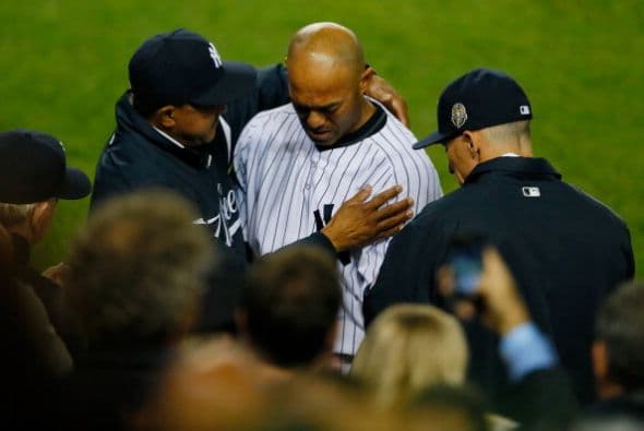 Todos los compañeros fueron a consolar a Rivera.