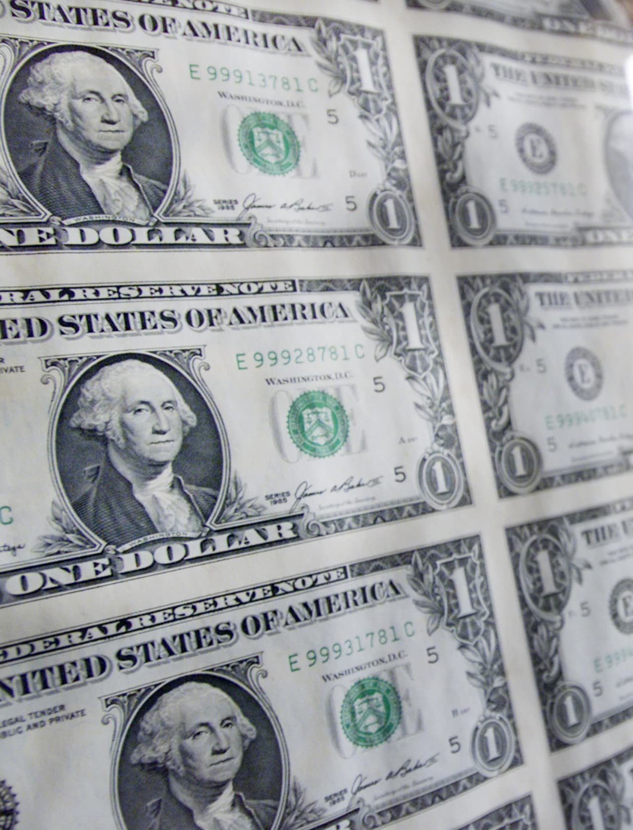 El diseño del billete que actualmente existe, no ha cambiado desde 1963, cuando fue impreso por primera vez por orden del Congreso para financiar la Guerra Civil. De acuerdo con el portal uscurrency.gov estos papeles, también fueron llamados “greenbacks” por su color. (AP Photo/Victoria Arocho)