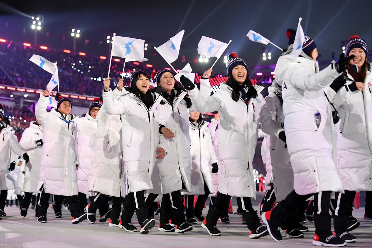 Las delegaciones de Corea del Norte y Corea del sur desfilaron juntas, uniformados con sobretodo invernal blanco y la bandera de la unificación de Corea. Aunque cada atleta se presentará en las competencias representando a Corea del Norte o Corea del Sur, según sea el caso, ambos países competirán unidos en el un mismo equipo de hockey sobre hielo femenino.
<b> </b>