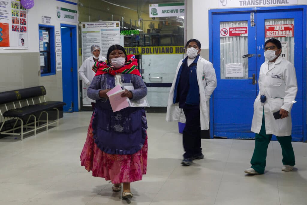 Una mujer usa un cubrebocas para evitar el contagio de coronavirus en el Hospital Boliviano Holandés, en El Alto, Bolivia, el 11 de marzo de 2020.