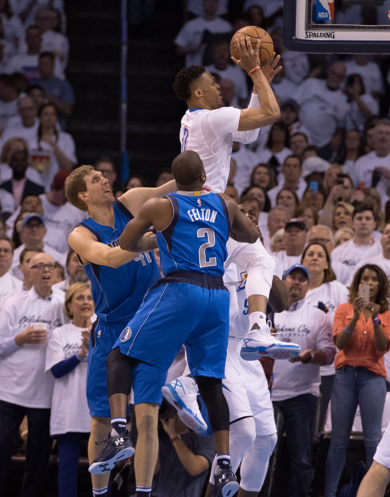 Dallas le arrebató el triunfo a Oklahoma en el segundo partido de la serie en play offs