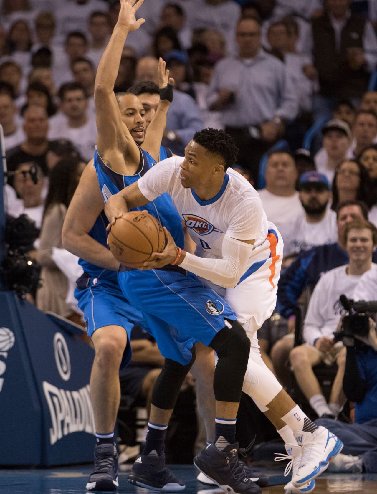 Dallas le arrebató el triunfo a Oklahoma en el segundo partido de la serie en play offs