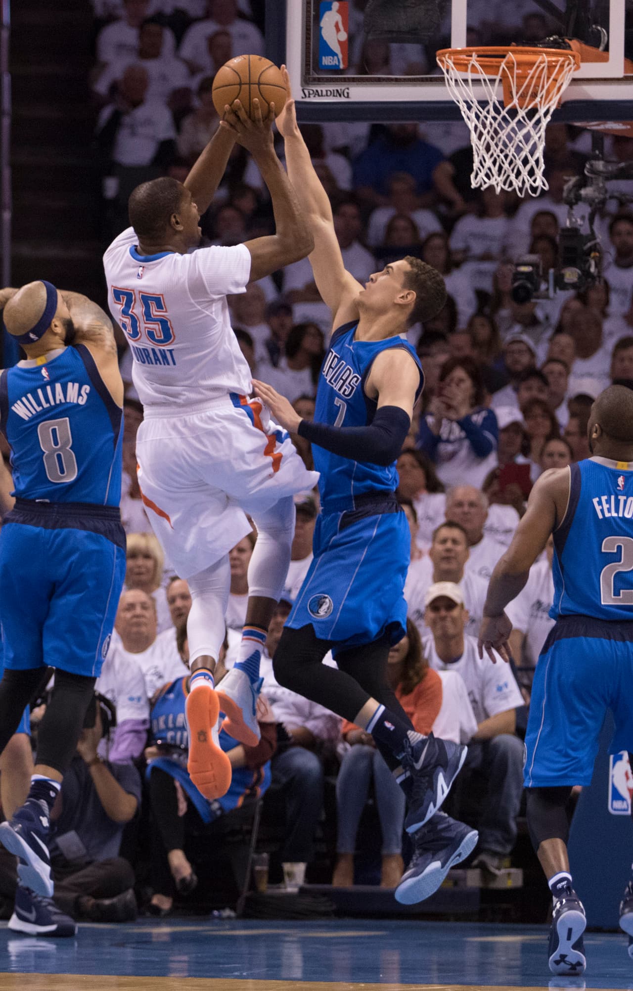 Dallas le arrebató el triunfo a Oklahoma en el segundo partido de la serie en play offs
