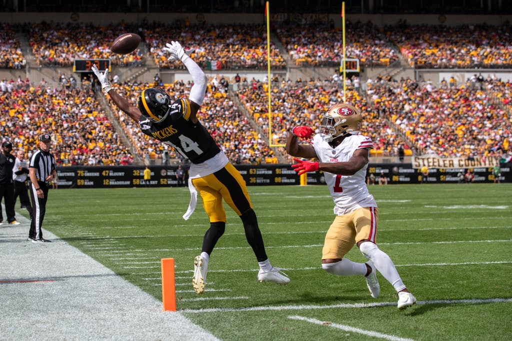 Los Steelers cuentan con que Pickett dé un salto adelante luego de un sólido final de su temporada de novato el invierno pasado. Ciertamente parecía que estaba listo durante la pretemporada cuando lideró la ofensiva del primer equipo a cinco touchdowns en la misma cantidad de series mientras estuvo en el campo. Pickett enfatizó que se sentía “cómodo” incluso enfrentando una de las mejores presiones de pases de la NFL. Tal vez, pero no lució cómodo al fallar pases que completó con relativa facilidad durante el verano.
<br>
<br>