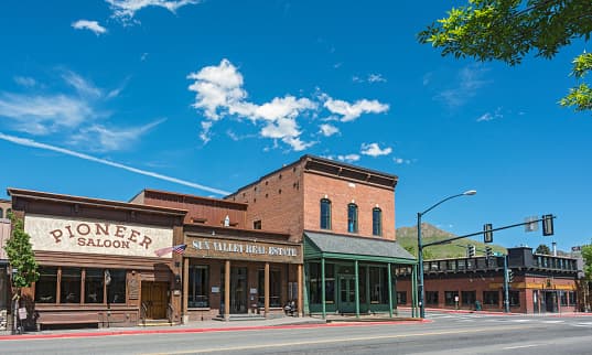 <b>20.- Ketchum, Idaho.- </b>Este lugar abre la lista de las mejores 20 ciudades pequeñas de Estados Unidos, su población en es de 2,763 personas. El invierno es la mejor temporada para visitar este lugar ya que podrás disfrutar de bellos paisajes nevados y lugares para esquiar. Este sitio fue donde el famoso Ernest Hemingway viajó y eligió pasar los últimos años de su vida.