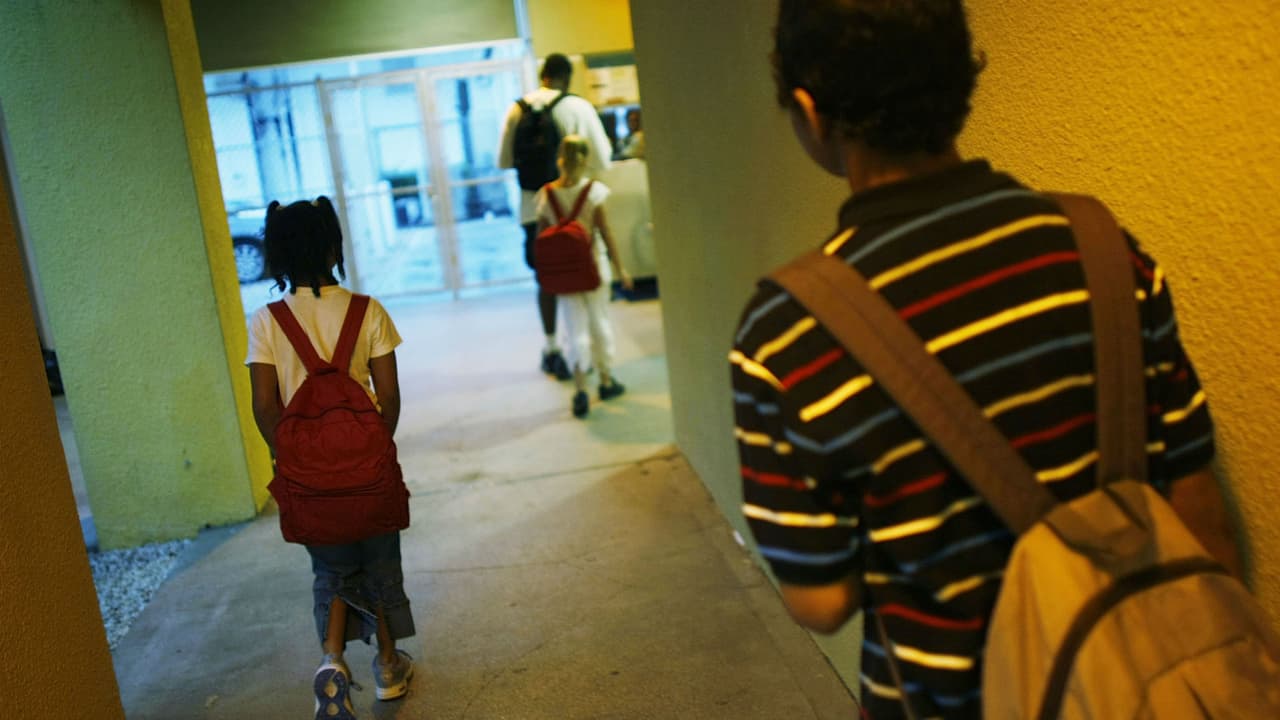 Escuelas de NYC podrían permanecer cerradas por el resto del año escolar, advierte alcalde