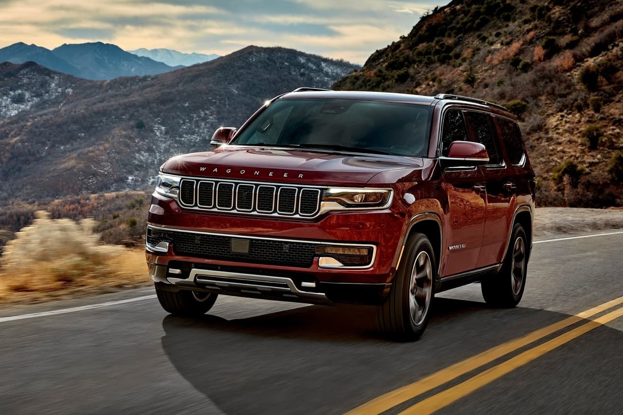 En el caso de la Wagoneer, su motor es un V8 de 5.7 litros asociado a la nueva generación del sistema eTorque de 48 voltios con el que genera 392 caballos de potencia y 404 lb-pie de torque. De serie llega con tracción en las ruedas posteriores, pero también puede integrar entre tres tipos de sistemas 4x4 opcionales. Y su capacidad máxima de remolque es de 10,000 libras (4,536 kgs).