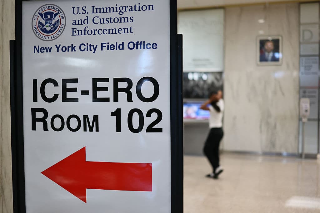 <b>Equipos de materiales peligrosos, bomberos de Nueva York (FDNY) y la policía (NYPD) respondieron rápidamente al incidente</b>, evacuando partes del edificio mientras otros ocupantes recibieron órdenes de refugiarse en el lugar.