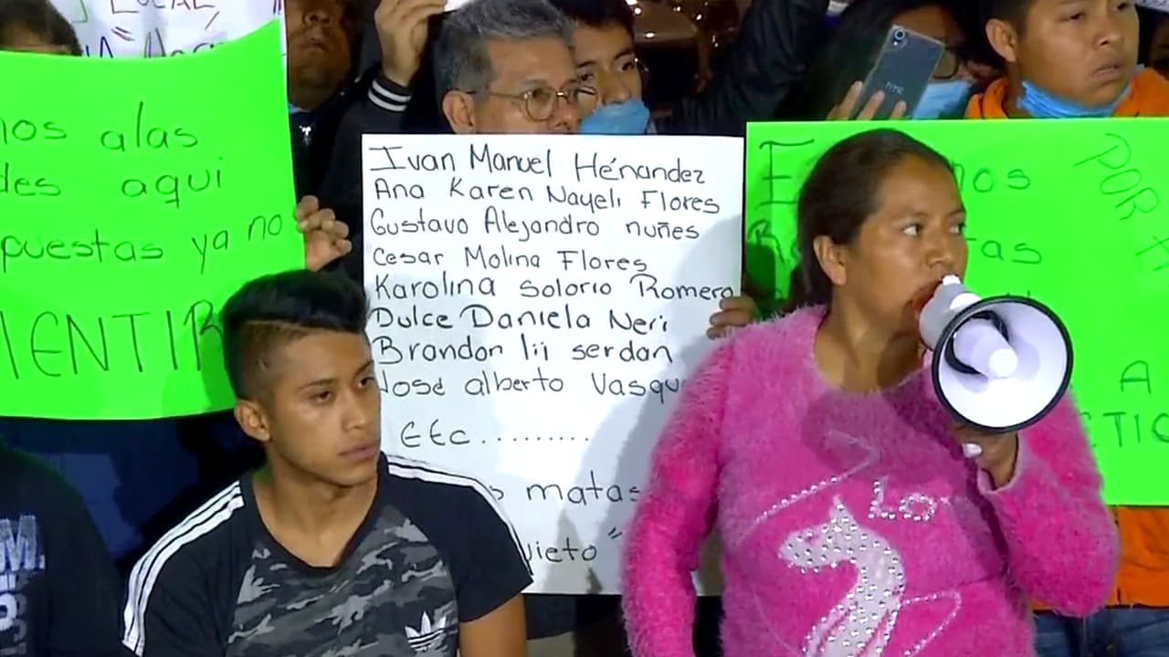Desesperada por la falta de noticias, una familia llega al extremo de pagar por entrar a edificio colapsado por el sismo