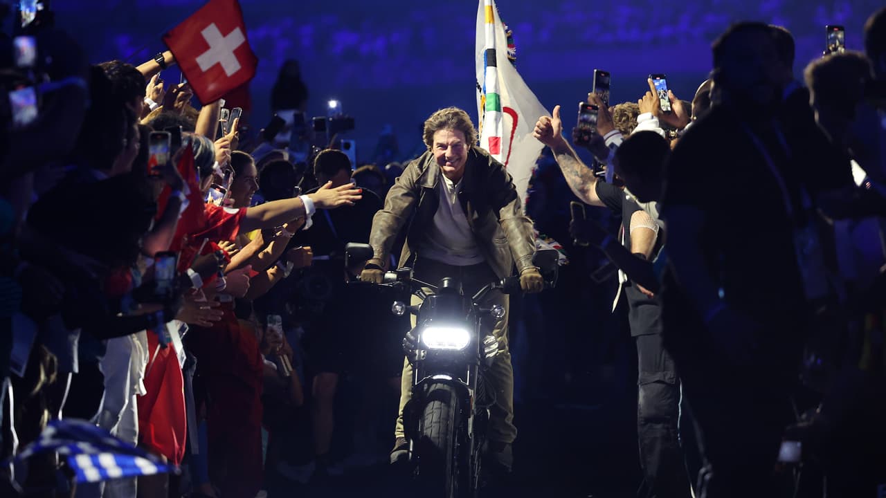 Tom Cruise fue el encargado de llevar la bandera olímpica hasta Los Ángeles.