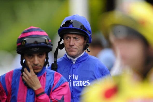 Kieren Fallon hace su aparición en el ring desfile en el hipódromo de Kempton Park.