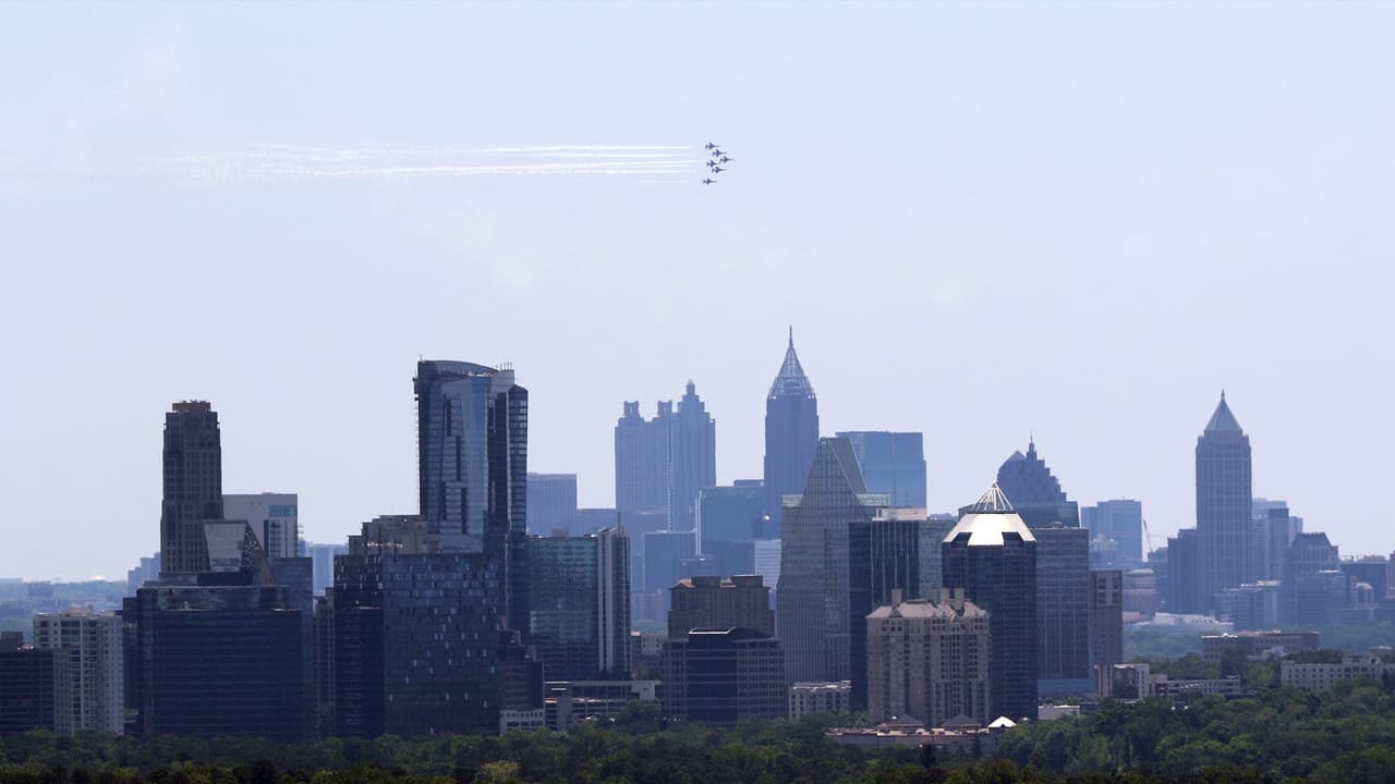Los Navy Blue Angels de EE.UU. y los Thunderbirds de la Fuerza Aérea estadounidense sobrevolaron los cielos del área metropolitana de Atlanta para rendir homenaje a a los trabajadores de atención médica de primera línea y a los socorristas que luchan contra el coronavirus.