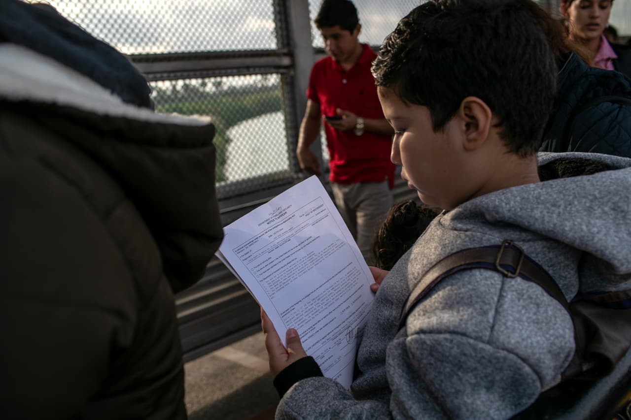 Los migrantes enviados bajo MPP a México deben ir a cortes en carpas en los puentes fronterizos de Brownsville y Nuevo Laredo para presentar sus casos.