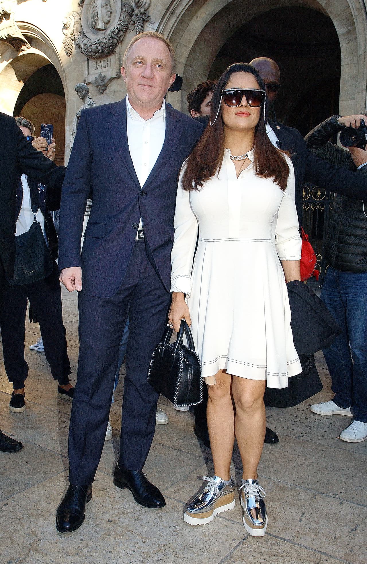 Utilizó unas enormes gafas y zapatos plateados.