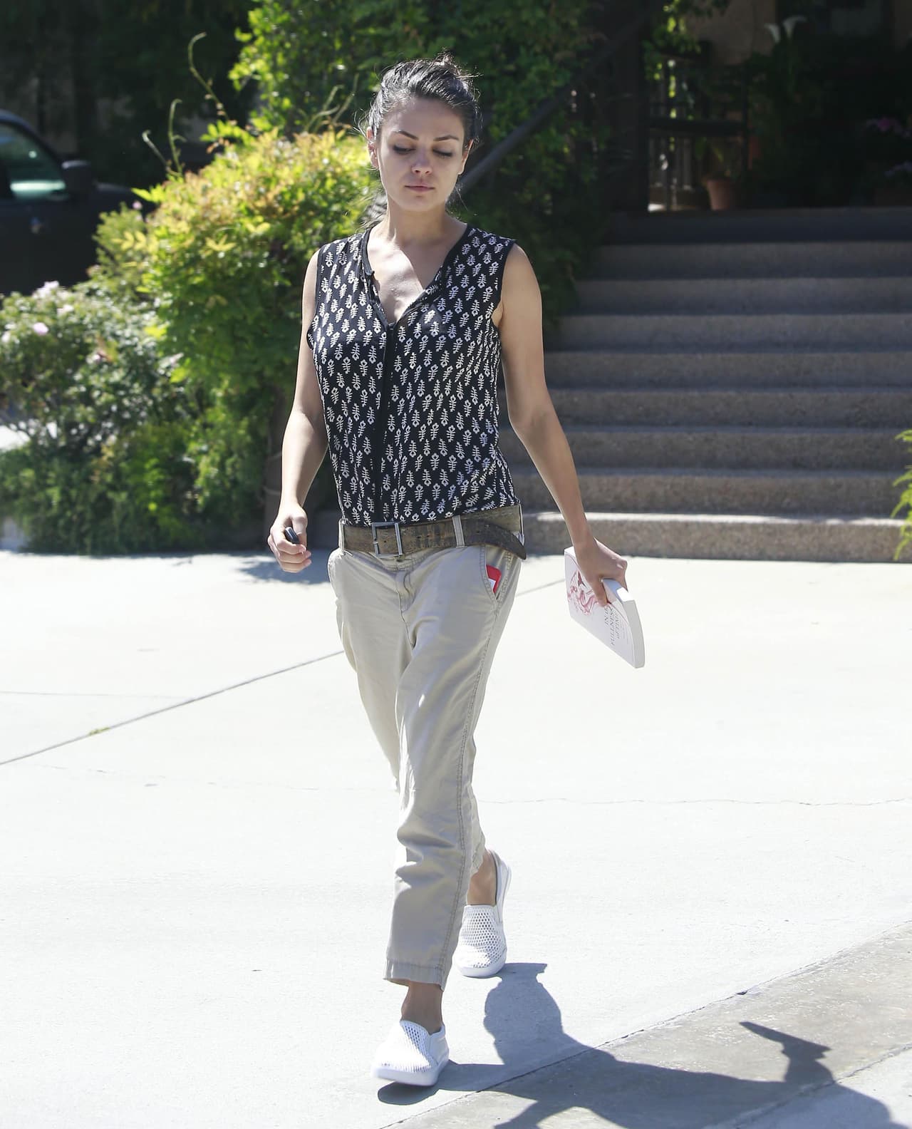 Al parecer Mila Kunis salió un poco deprisa pues no le puso mucho empeño a su outfit, demasiado desarreglado para ella. Es de las peores esta semana.