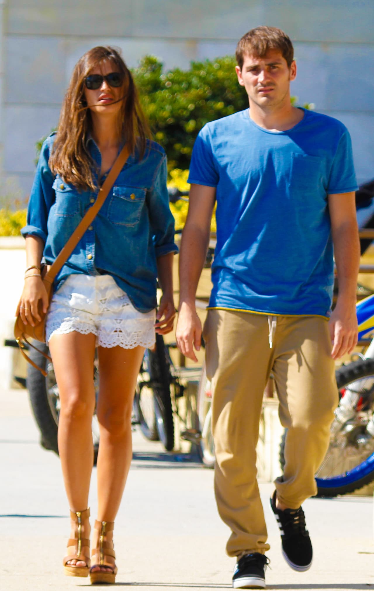 Sara Carbonero e Iker Casillas no podrían estar más enamorados que hasta sus outfits combinan. Todo indica que le quieren decir al mundo lo felices que son y que la moda los favorece.