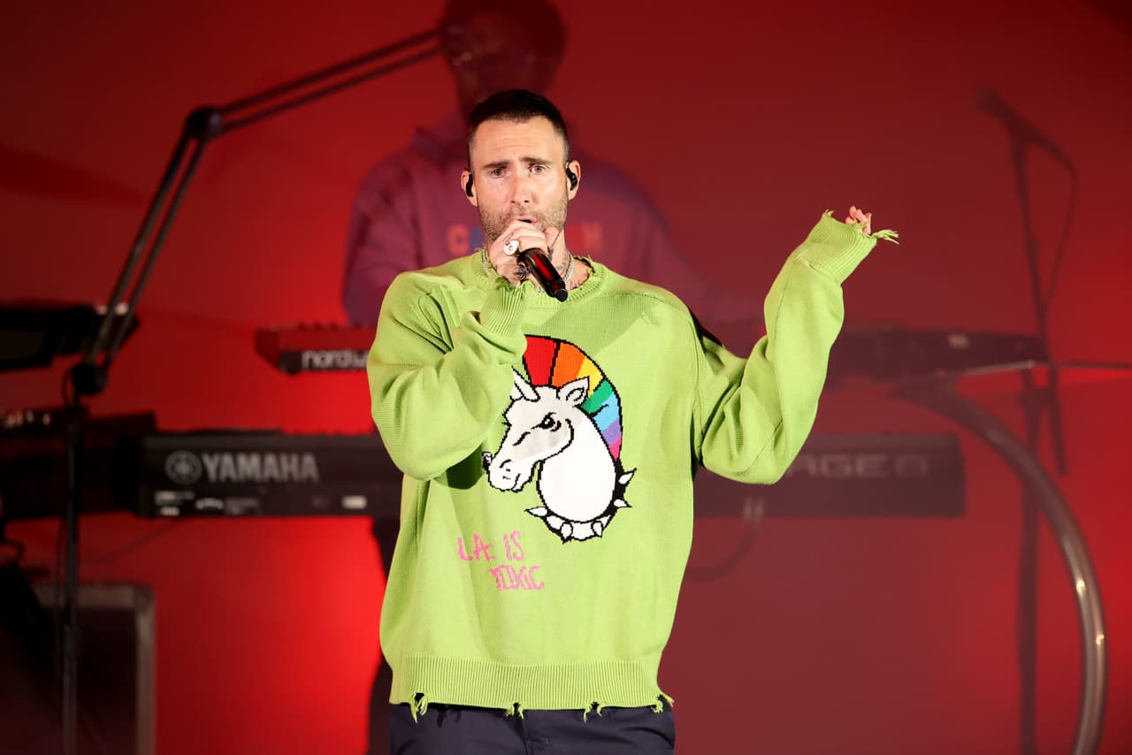 <h2 class="cms-H2-H2"><b>ADAM LEVINE</b></h2>
<br>
<br>El líder de la banda Maroon 5 llega a la premiación más esperada del verano con la canción ‘Ojalá’, en colaboración con The Rudeboyz y Maluma, quienes esperan llevarse el galardón en la categoría 
<b>Colaboración Omg.</b>