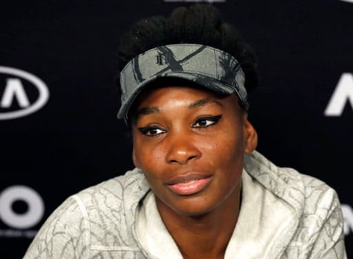 Venus Williams responde preguntas en una conferencia de prensa tras su derrota ante su hermana Serena en la final del Abierto de Australia en Melbourne. (Archivo)