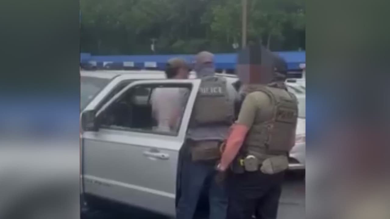 Video capta a agentes de ICE rompiendo el vidrio de un auto durante arresto en Charlotte