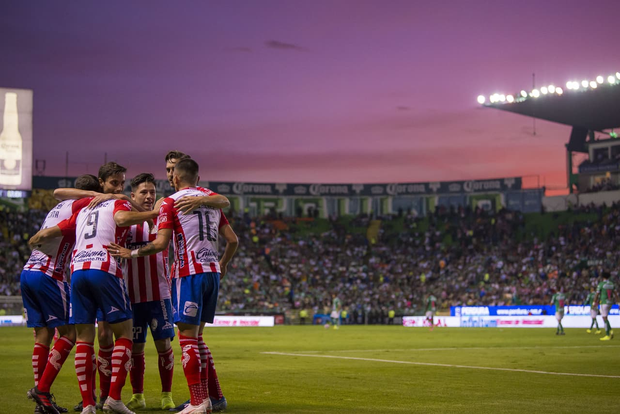 Con un autogol sumado a los goles de Jean Meneses y Ángel Mena, el León se aproxima a la Liguilla y aleja a San Luis de la zona de calificación.