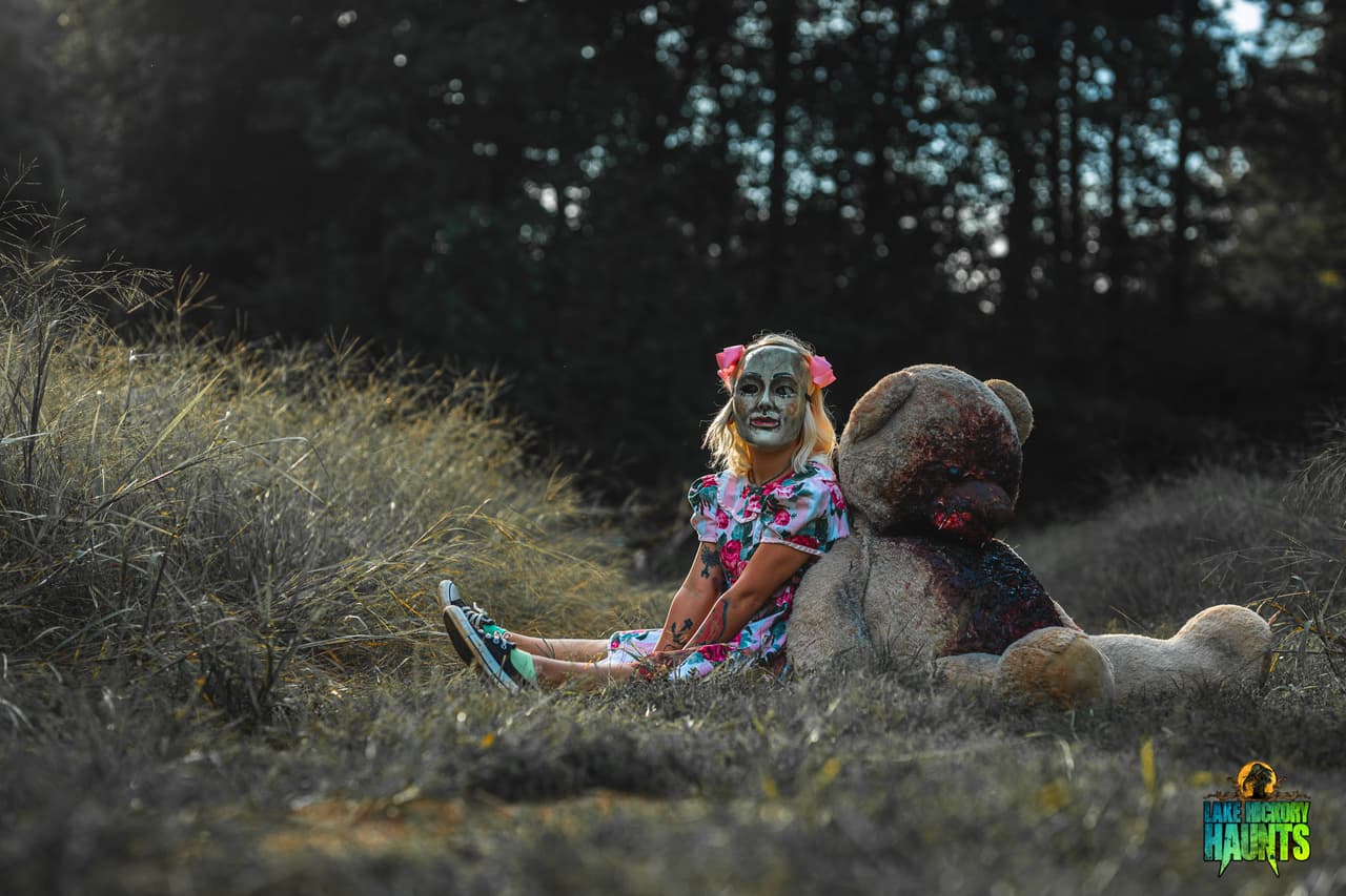 <b><a href="https://www.lakehickoryhaunts.com/about.html">Lake Hickory Haunts (Hickory)</a></b>. La diversión llena de miedo incluye la sección Midway of Mayhem de la propiedad, cuyas infinitas opciones de entretenimiento incluyen música en vivo, un simulador de asilo 4D, una sala de escape con temática de terror y mucho más.