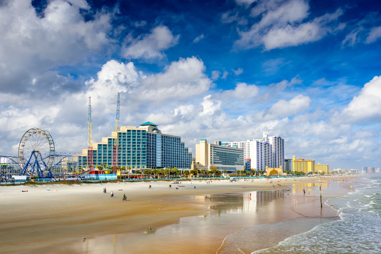 <b>Puesto 7. Daytona Beach, Florida</b>
<br>
<br>Población del área metropolitana: 646,288 habitantes.
<br>
<br>Precio promedio de la vivienda: 278,897 dólares.
<br>
<br>Salario promedio anual: 40,930 dólares.
<br>
<br>Migración neta entre 2015 y 2019: 9.65%.
<br>
<br>Como muchos otros lugares en esta lista, Daytona Beach atrae a muchos jubilados (tiene un promedio de edad de 47.5 años).
<br>