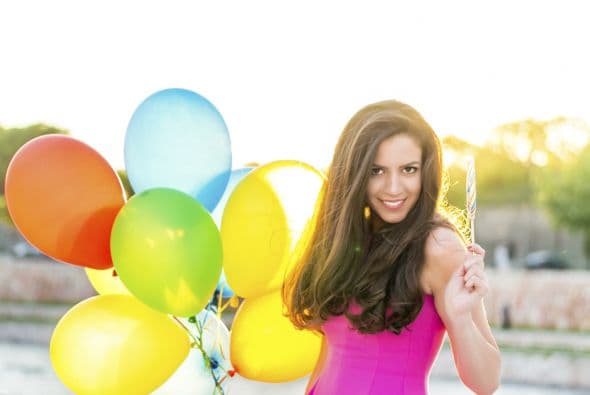 Mueve la cabeza. Cuando te tomen una foto de frente, procura inclinar tu mentón hacia arriba o hacia abajo. Así tu rostro se verá más angosto, pequeño y anguloso.