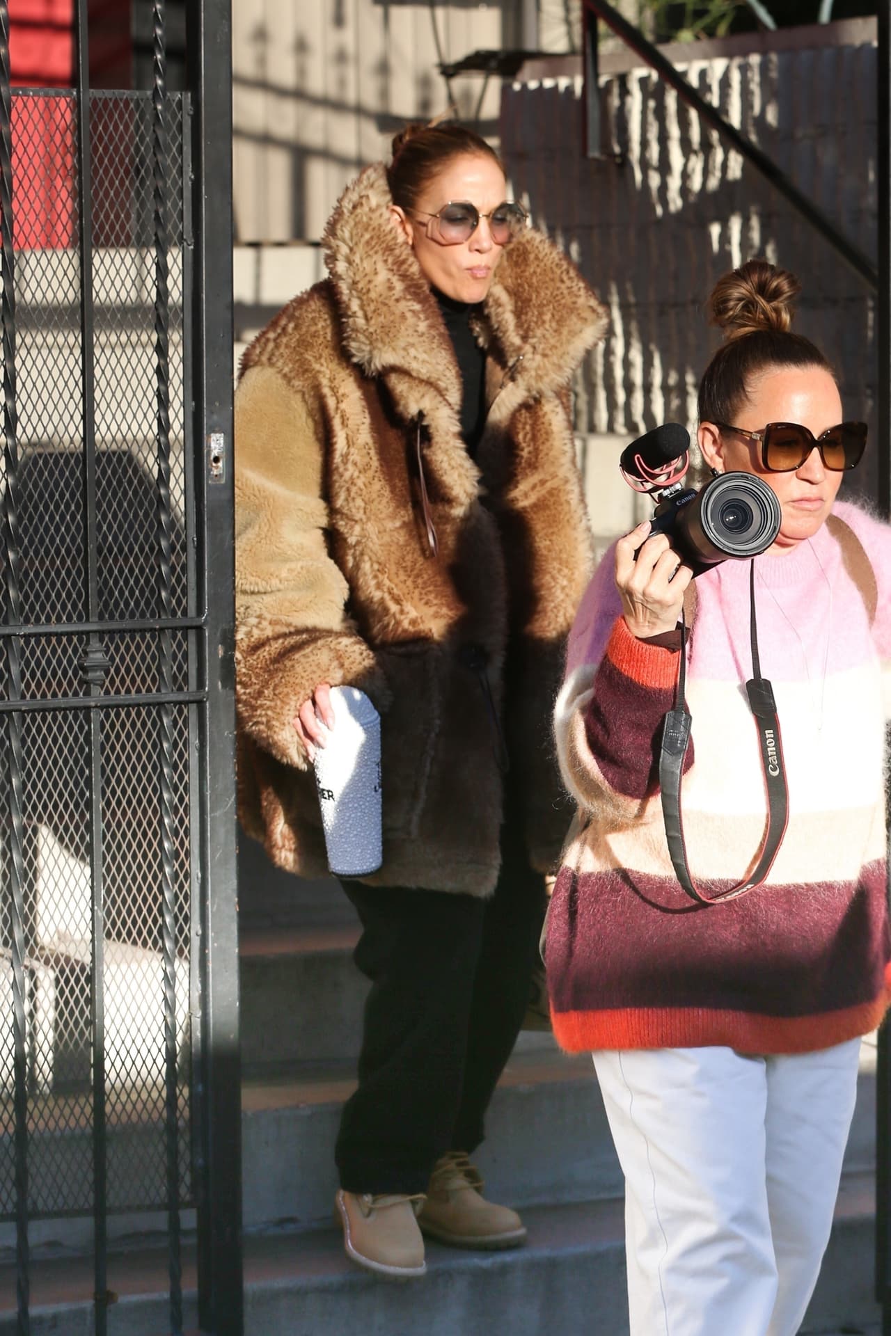 López apareció con actitud jovial a las afueras de su estudio en donde la rodearon varios paparazzis.