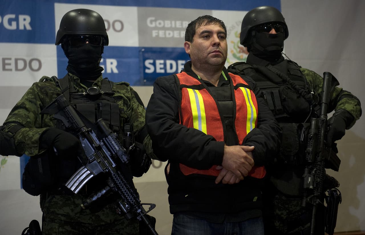 Felipe Cabrera Sarabia, alias "El Inge" (en el centro de la imagen), al momento de su detención, en diciembre de 2011.